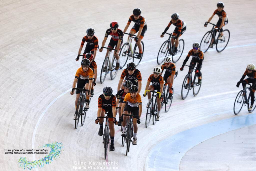 קבוצת רוכבים על אופני מסלול