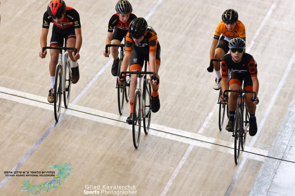 קבוצת רוכבים על אופני מסלול