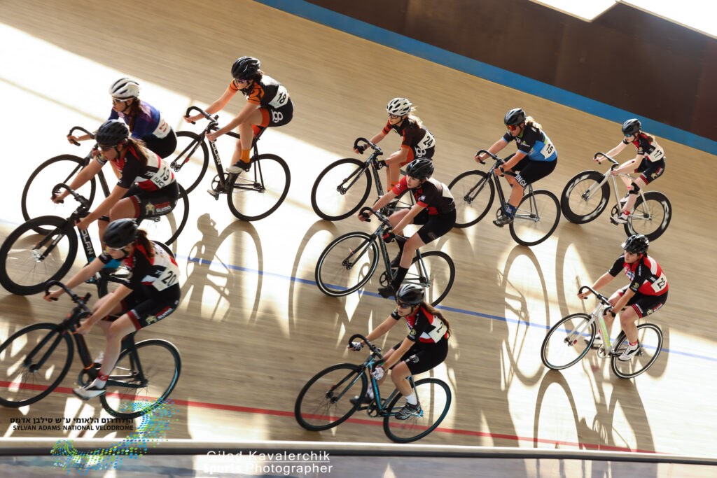 קבוצת רוכבים על אופני מסלול