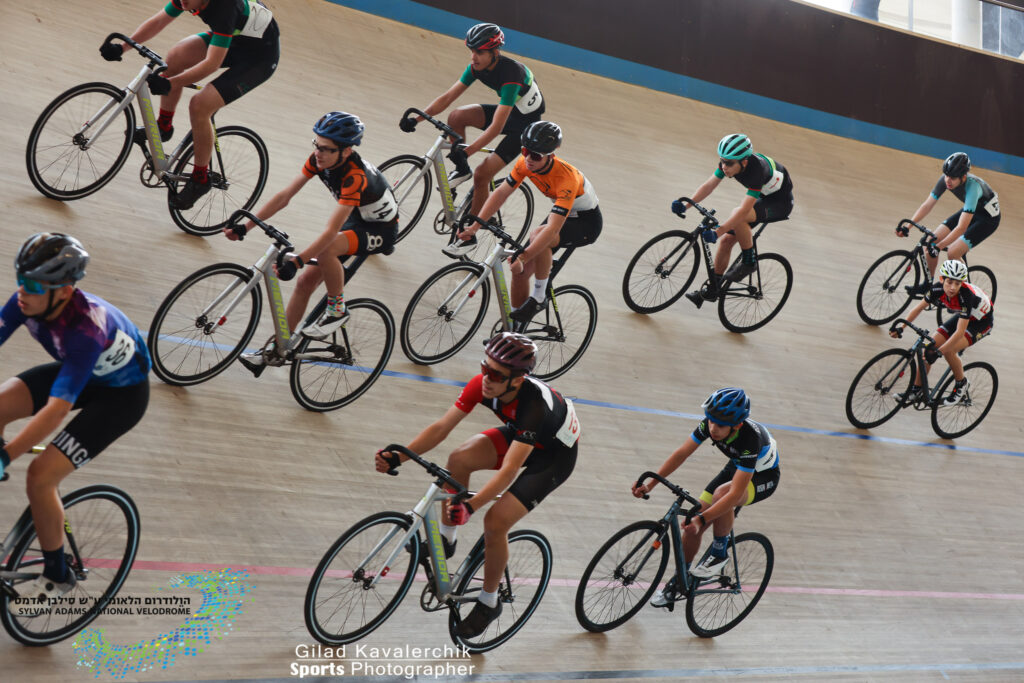 קבוצת רוכבים על אופני מסלול