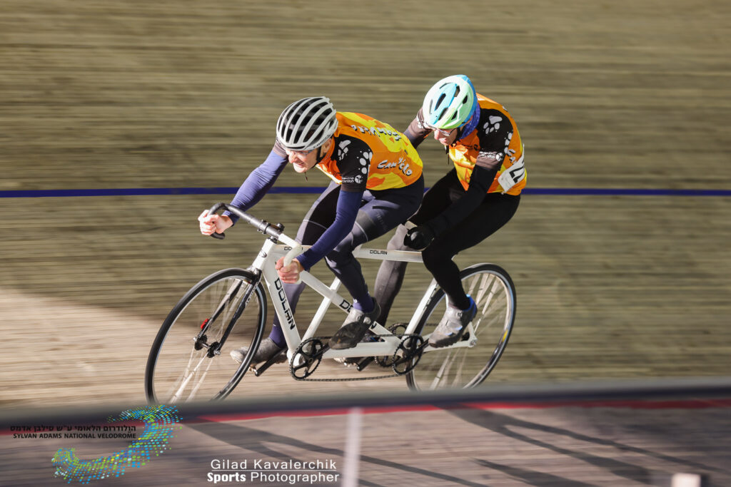 רוכבים על אופני מסלול זוגיים