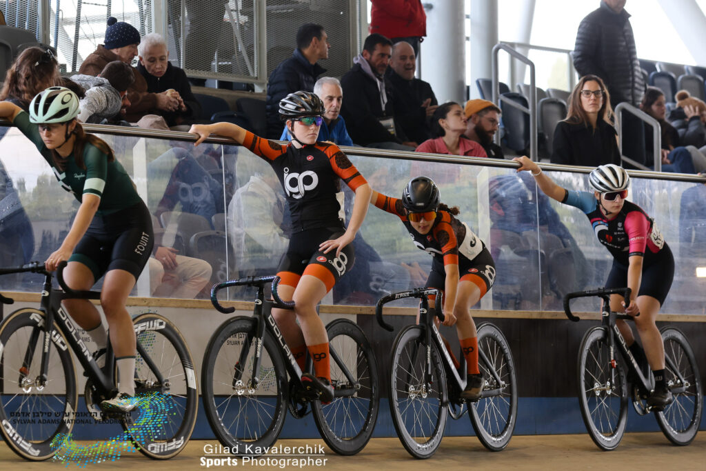 רוכבים באליפות ממתינים להזנקה