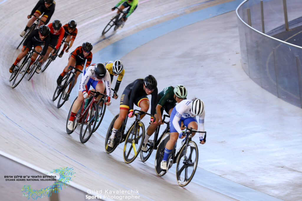 קבוצת רוכבים על אופני מסלול