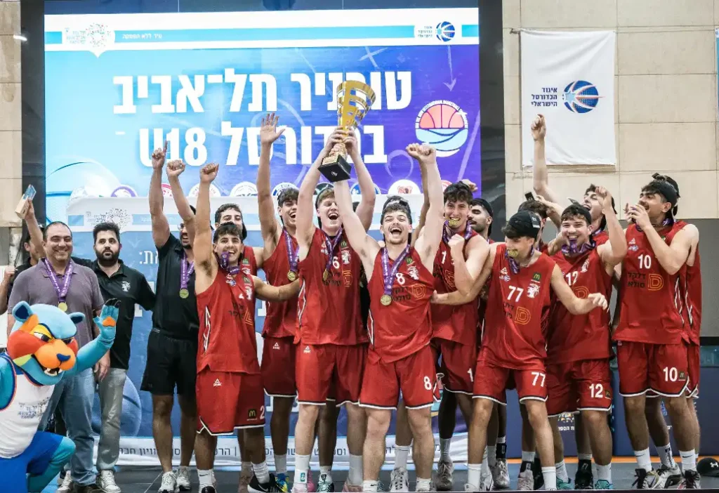 הפועל העמק בהנפת הגביע
