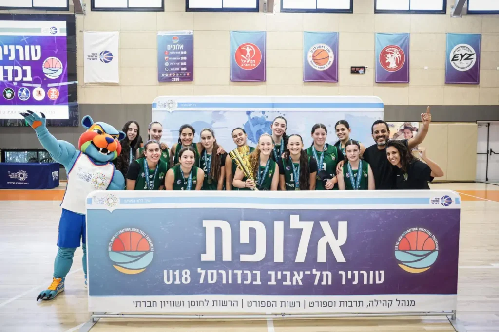 הפועל כפר סבא בהנפת הגביע