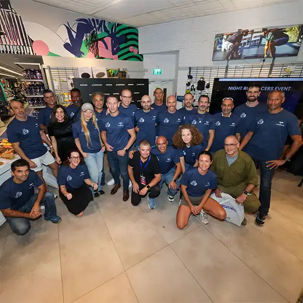 הפייסריות והפייסרים של מרוץ הלילה תל־אביב 2026 בתמונה קבוצתית