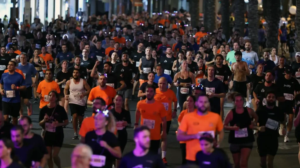 רצות ורצים במסלול מרוץ הלילה תל־אביב 2026