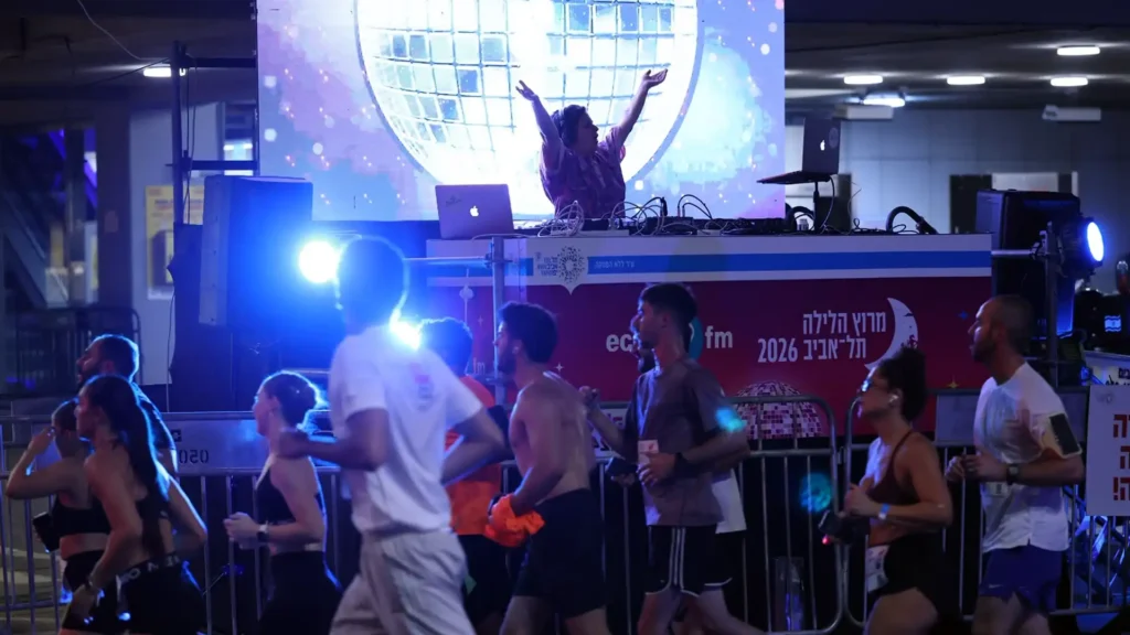 במת מוזיקה לאורך מסלול מרוץ הלילה תל־אביב 2026