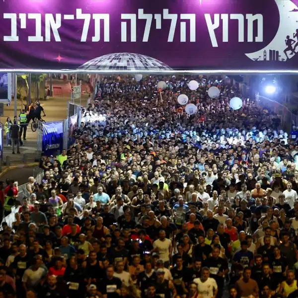 שער הזינוק של מרוץ הלילה תל־אביב 2026 ואלפי רצות ורצים