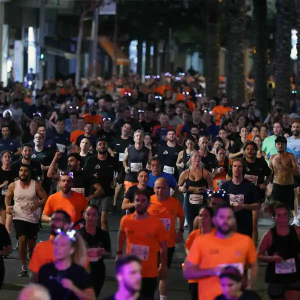 אלפי רצות ורצים במרוץ הלילה תל־אביב 2026